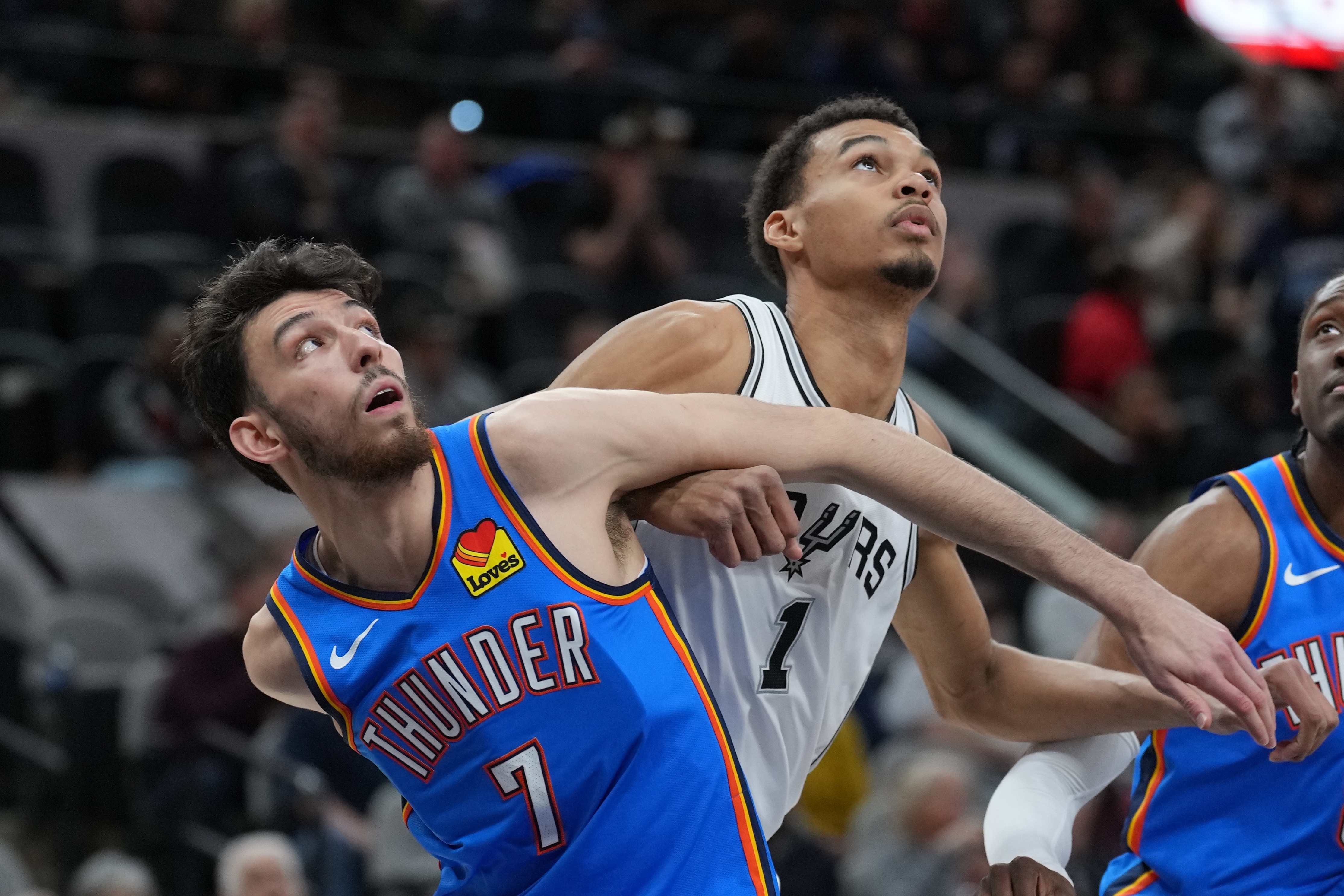 KG：文班也是人类并非不可针对 对他这种苍蝇拍就要硬碰硬强打他